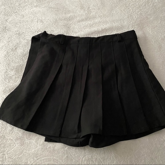 Tape Belt Buckle Black Stretchy Pleated Skort - Picture 9 of 12